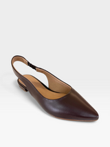 Slingback Beyou Shoes Barretos em couro marrom com bico fino e tira elástica no calcanhar