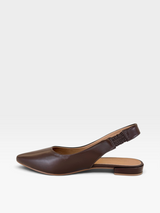 Slingback Beyou Shoes Barretos em couro marrom liso com bico fino e tira elástica no calcanhar