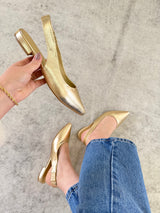 Slingback Beyou Shoes Barretos em couro ouro light, modelo sem salto com bico fino e tira traseira elegante.