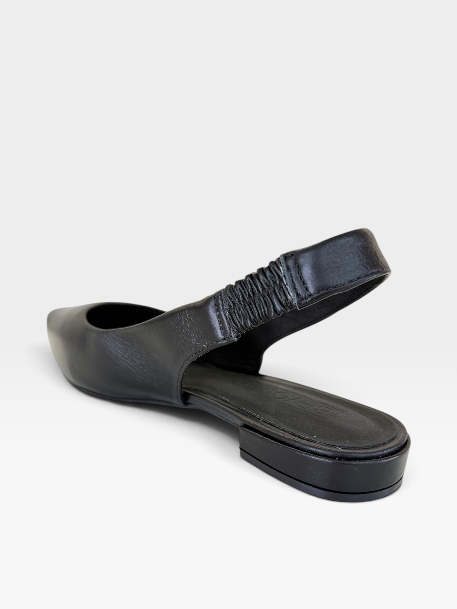 Slingback Beyou Shoes Barretos em couro legítimo preto com tira elástica no calcanhar e design sem salto.