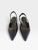 Slingback Beyou Shoes Barretos em couro legítimo preto com bico fino e tira elástica no calcanhar
