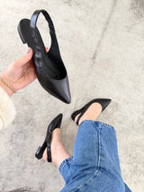 Slingback Barretos Beyou Shoes em couro preto com bico fino e tira elástica no calcanhar, usado com calça jeans.