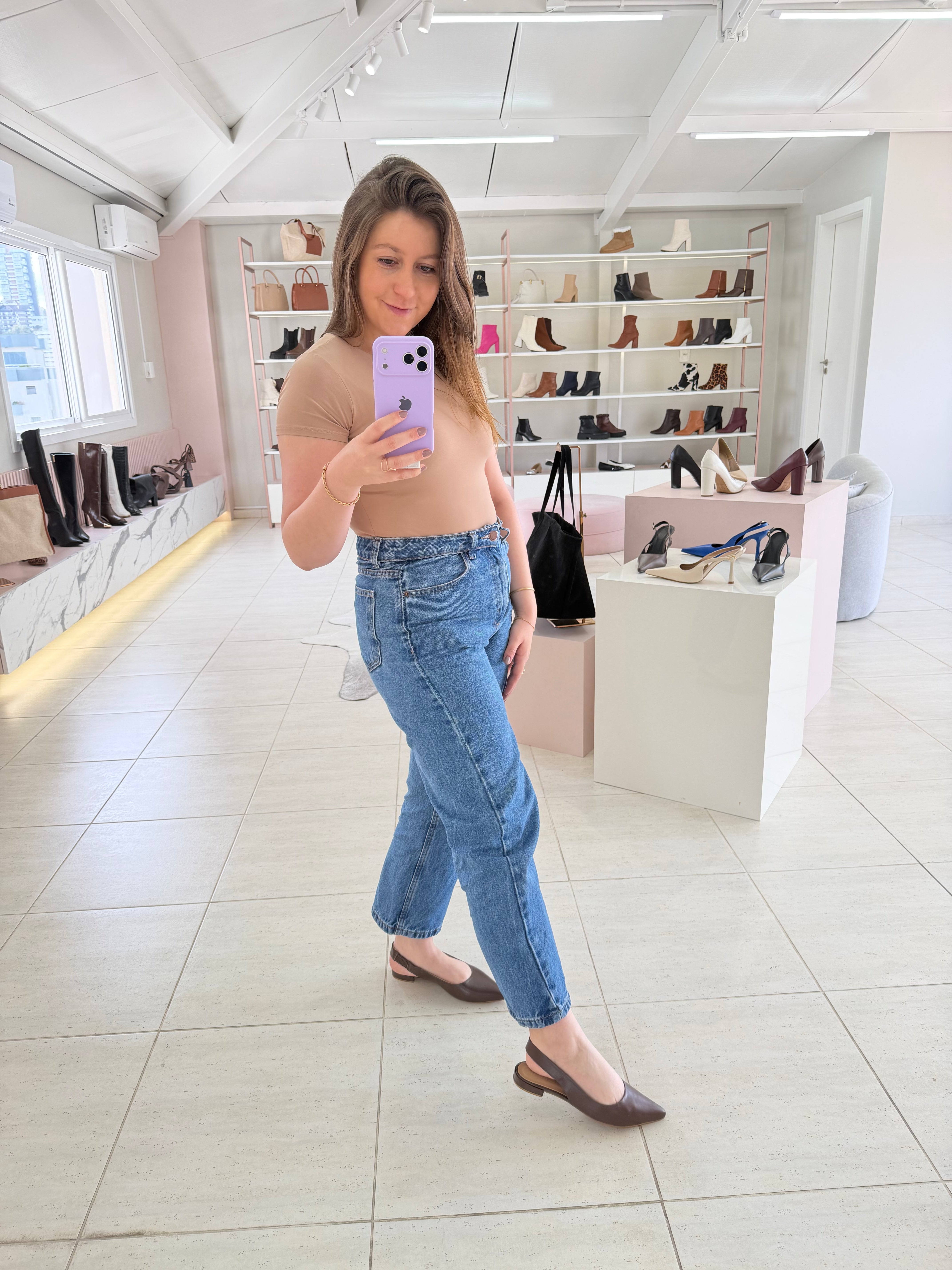 Mulher usando slingback Beyou Shoes marrom de couro em loja de calçados com design western contemporâneo