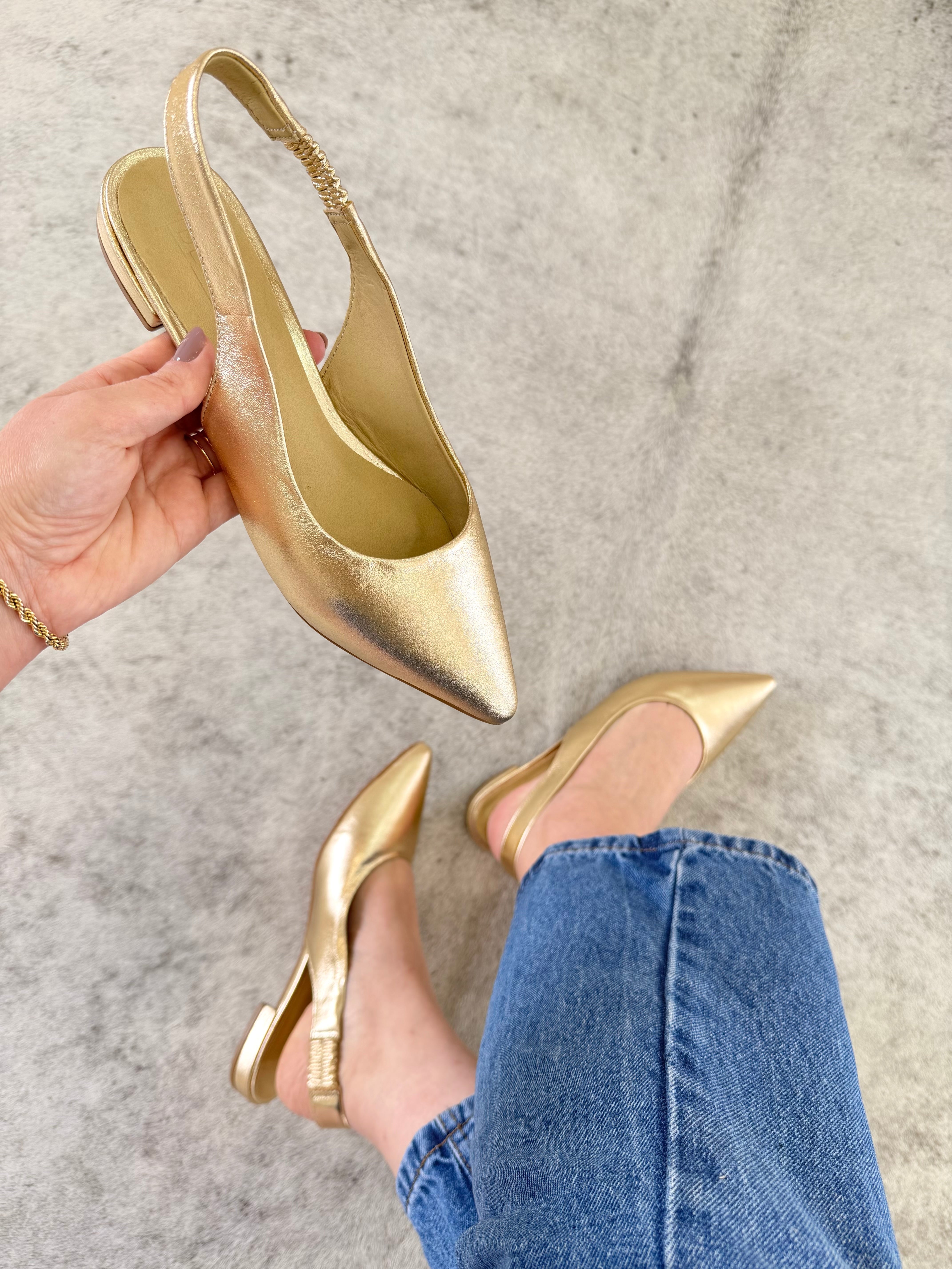 Slingback Beyou Shoes Barretos em couro ouro light com bico fino e tira elástica no calcanhar