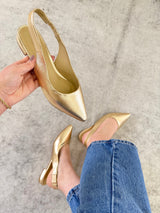Slingback Beyou Shoes Barretos em couro ouro light com bico fino e tira elástica no calcanhar