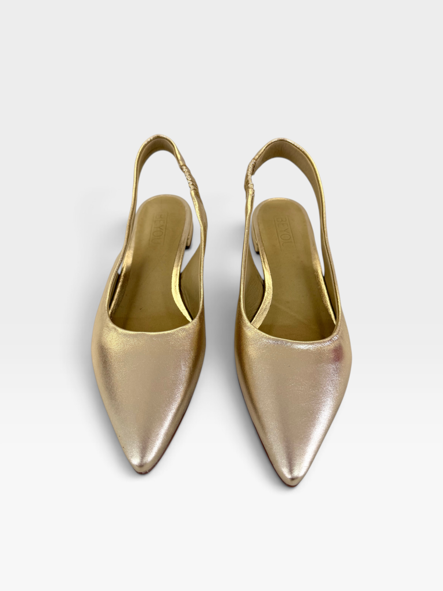 Slingback Beyou Shoes Barretos em couro legítimo na cor ouro light com bico fino e design sem salto