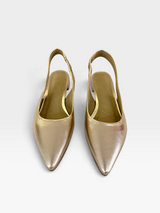 Slingback Beyou Shoes Barretos em couro legítimo na cor ouro light com bico fino e design sem salto