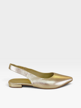 Slingback Beyou Shoes Barretos em couro liso na cor ouro light com bico fino e salto baixo