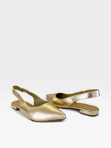Slingback Beyou Shoes Barretos em couro legítimo na cor ouro light com bico fino e design sem salto