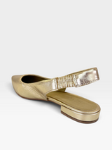 Slingback Beyou Shoes Barretos em couro ouro light com bico fino e tira elástica no calcanhar