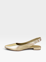 Slingback Beyou Shoes Barretos em couro liso na cor ouro light com bico fino e salto baixo