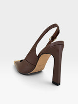 Slingback Beyou Shoes Bristol em couro marrom com salto alto de 10 cm e detalhe metálico na ponteira