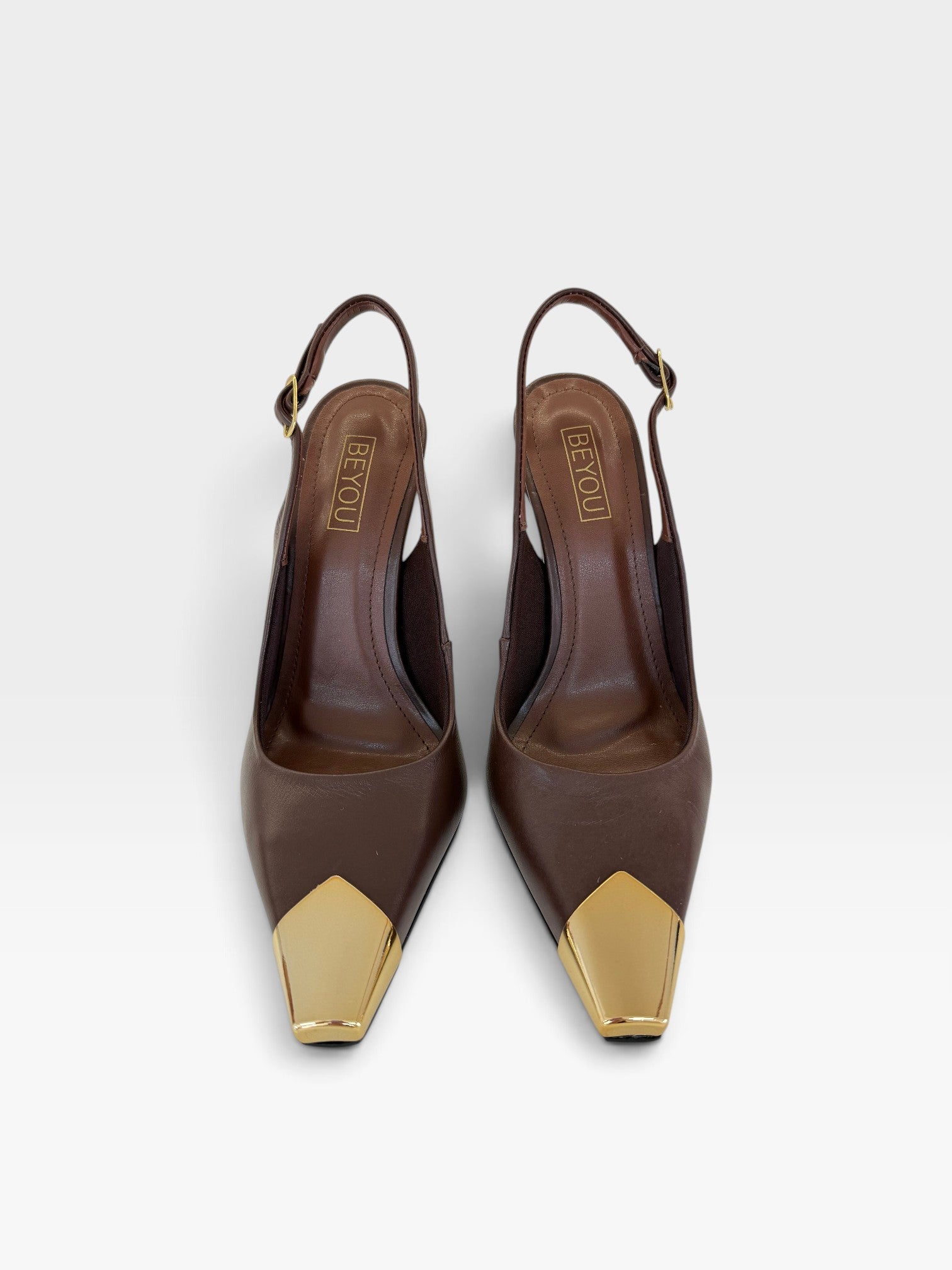Slingback Beyou Shoes Bristol em couro marrom com biqueira metálica dourada e salto alto