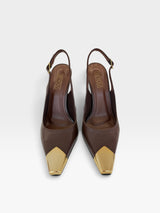 Slingback Beyou Shoes Bristol em couro marrom com biqueira metálica dourada e salto alto