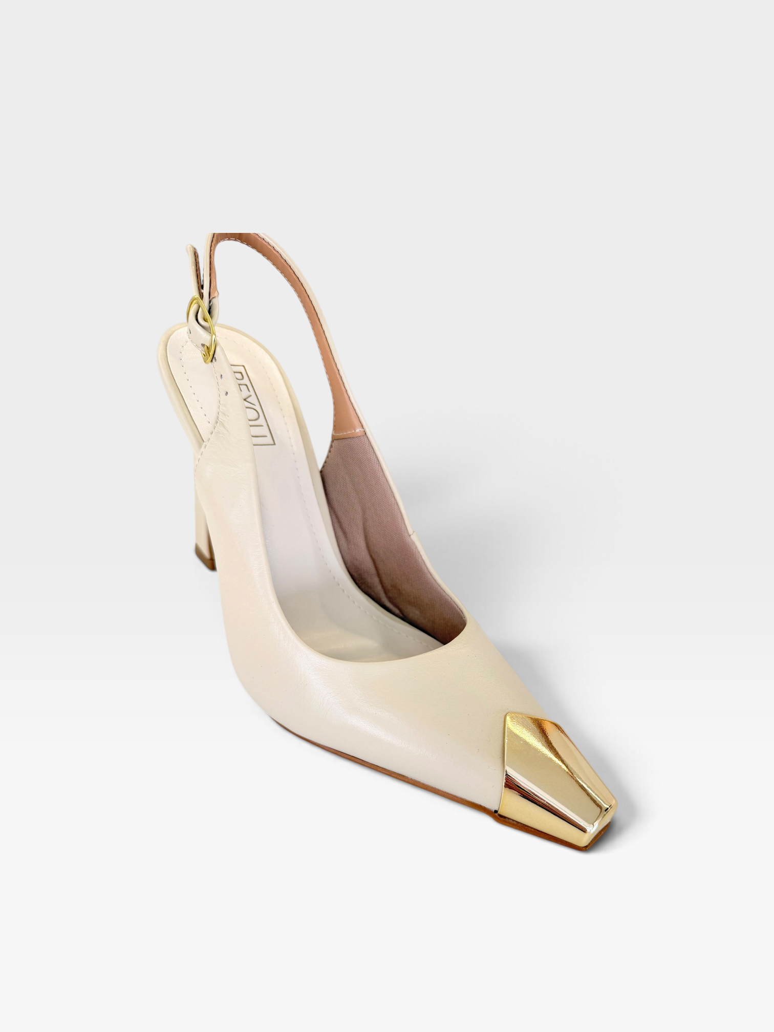 Slingback Beyou Shoes Bristol em couro off white com bico fino metalizado dourado e salto alto