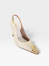 Slingback Beyou Shoes Bristol em couro off white com bico fino metalizado dourado e salto alto