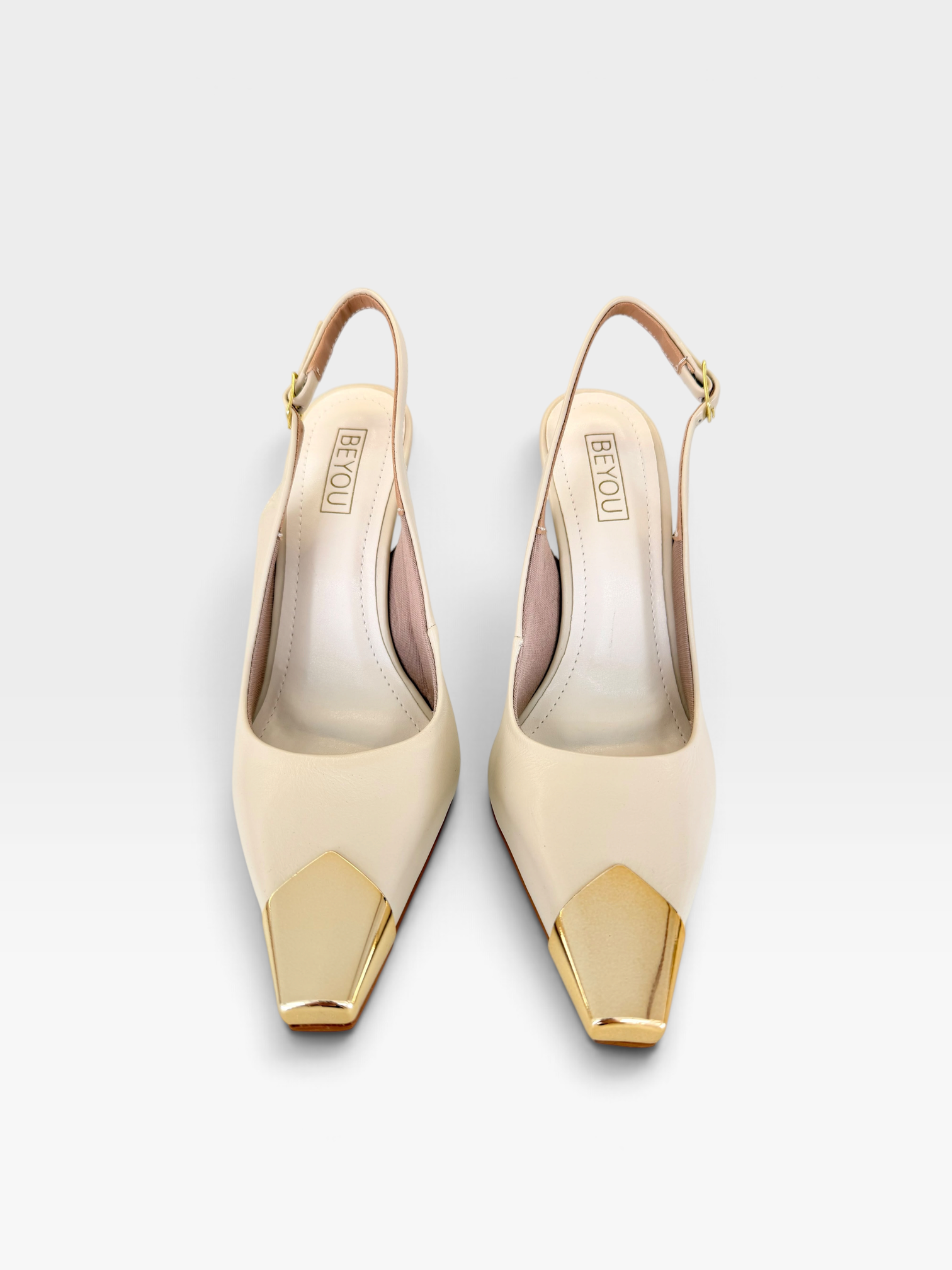 Slingback Beyou Shoes Bristol em couro off white com biqueira metálica dourada e salto alto