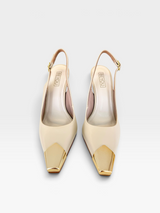 Slingback Beyou Shoes Bristol em couro off white com biqueira metálica dourada e salto alto