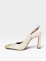 Slingback Beyou Shoes Bristol em couro off white com biqueira metalizada dourada e salto alto estruturado