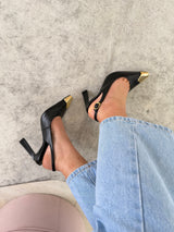 Slingback Beyou Shoes Bristol em couro preto com ponteira metálica dourada e salto alto, usado com calça jeans.
