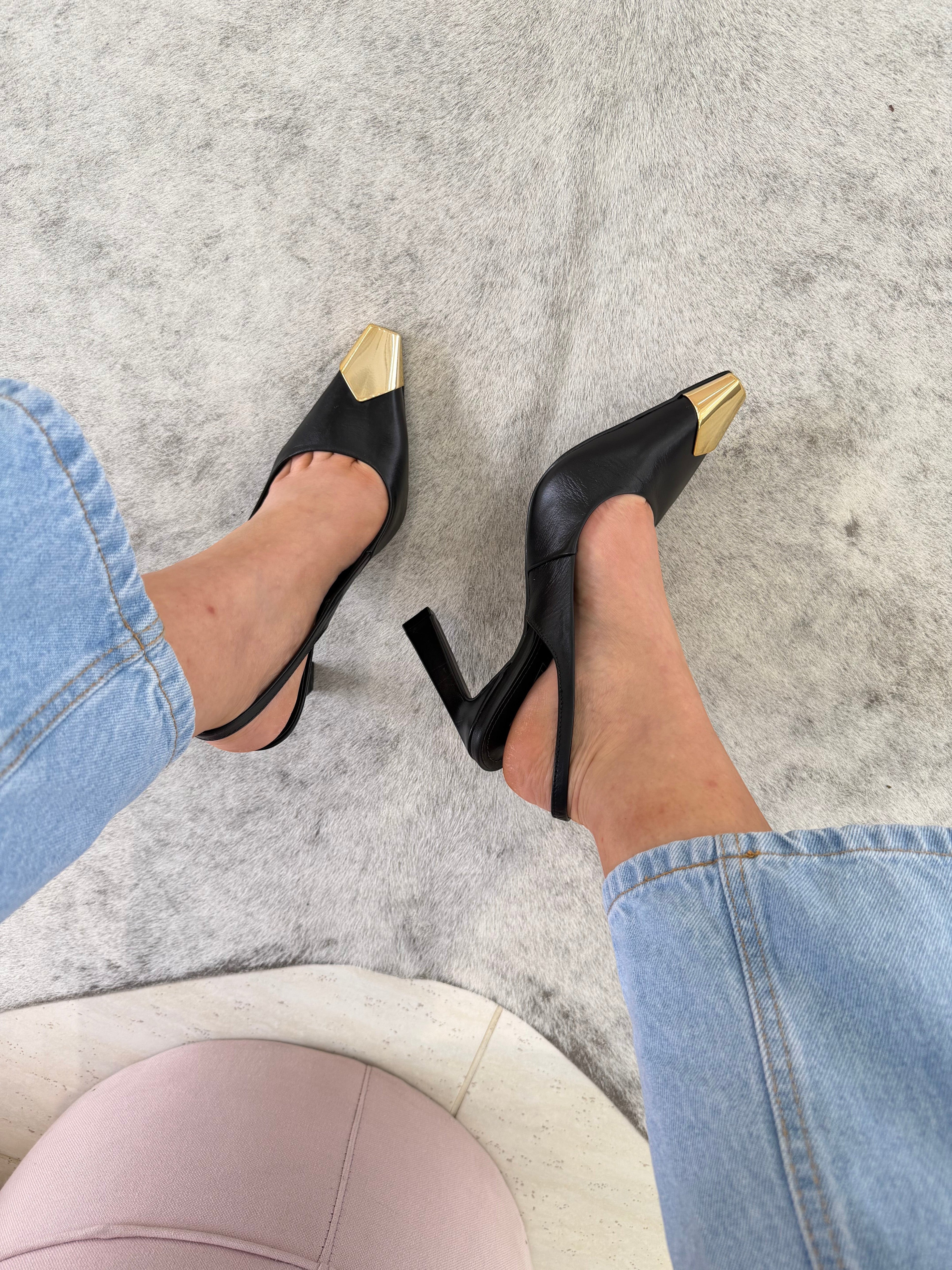 Slingback Beyou Shoes Bristol em couro preto com ponteira metálica dourada e salto alto, usado com calça jeans