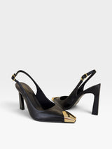 Slingback Beyou Shoes Bristol em couro preto com salto alto e ponteira metálica dourada