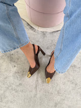 Slingback Beyou Shoes Bristol em couro marrom com ponteira metálica dourada, usado com calça jeans clara.