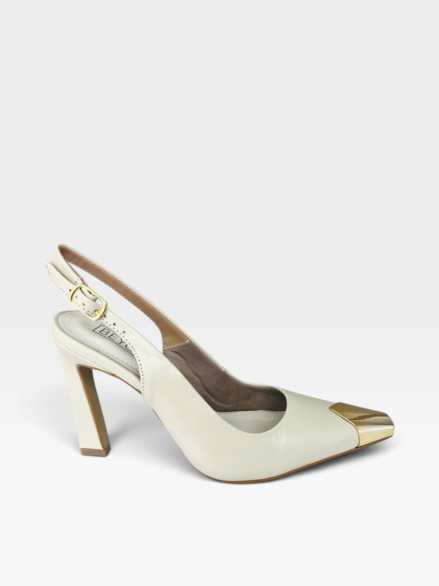 Slingback Beyou Shoes Bristol em couro off white com biqueira metálica dourada e salto alto