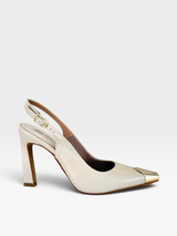 Slingback Beyou Shoes Bristol em couro off white com salto alto e biqueira metalizada dourada