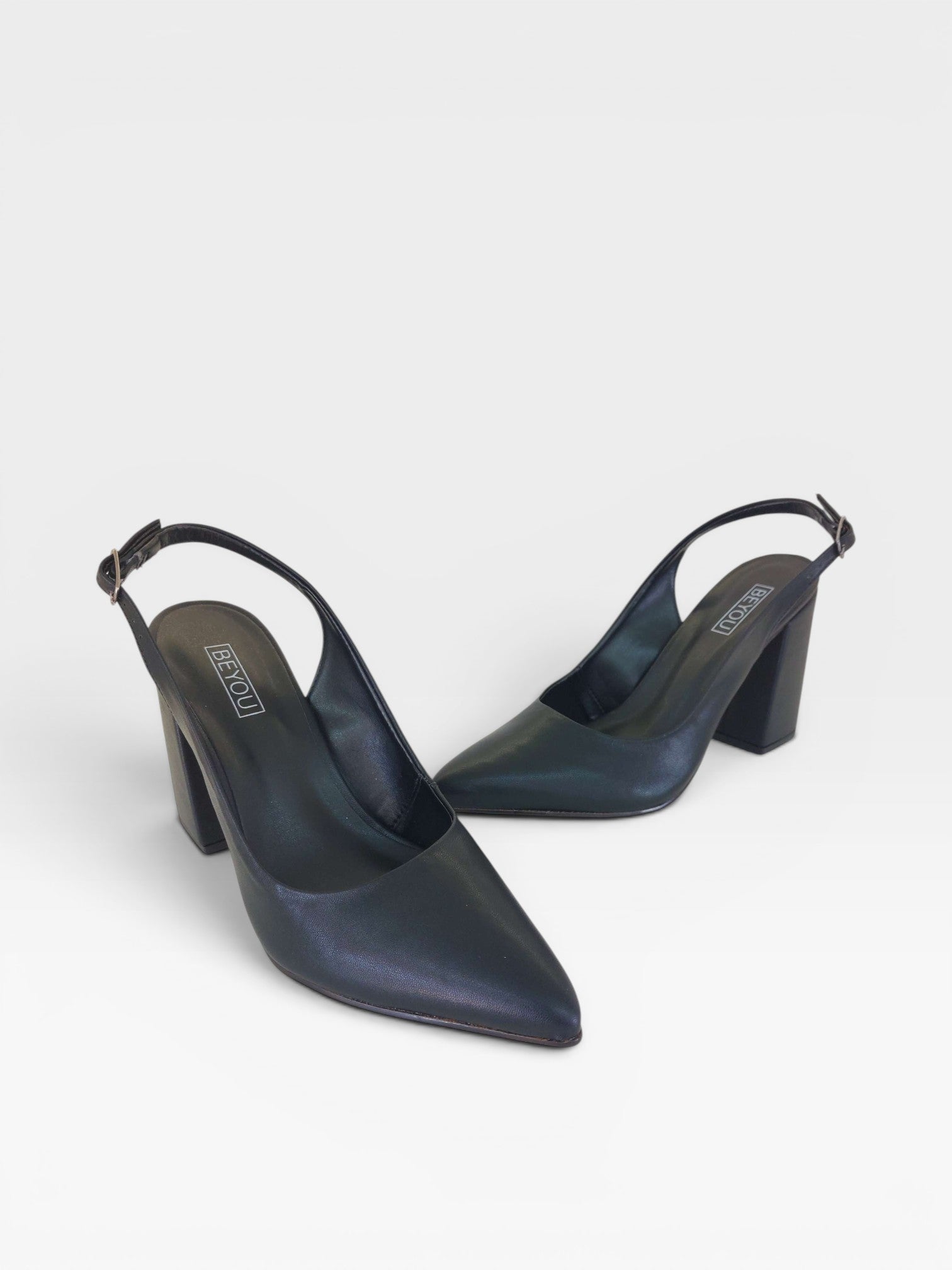 Slingback Beyou Shoes California preto em napa com bico fino e salto bloco de 9,5 cm