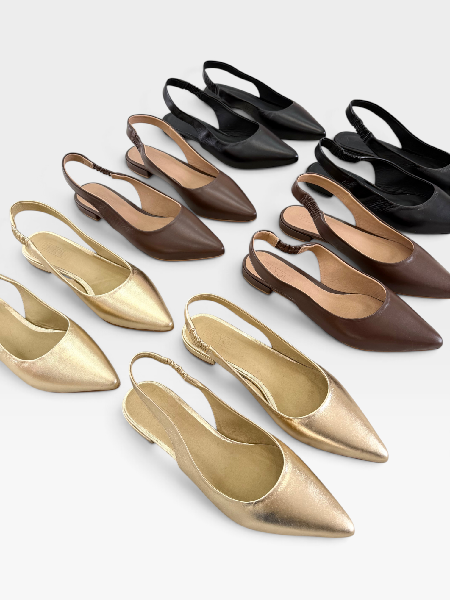 Slingback Beyou Shoes em couro com bico fino e salto baixo, disponível nas cores preta, marrom e dourada.