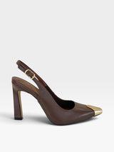 Slingback Beyou Shoes Bristol em couro marrom com salto alto e detalhe metálico dourado na ponteira