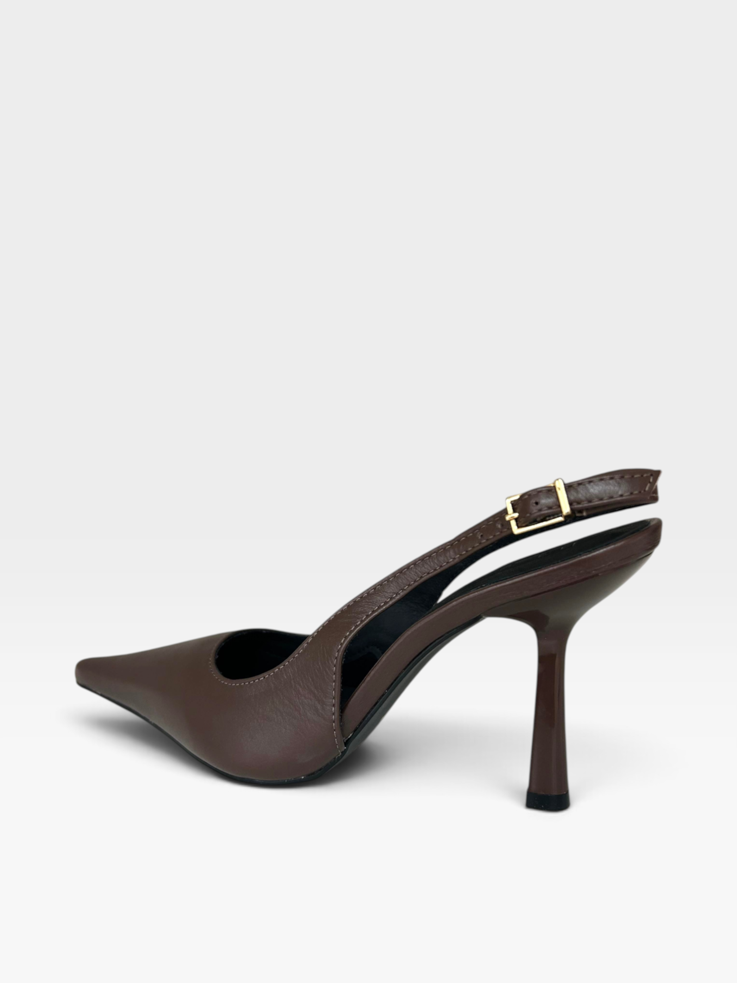 Sapato slingback Beyou Shoes marrom em couro com bico fino e salto taça de 10 cm, vista lateral.
