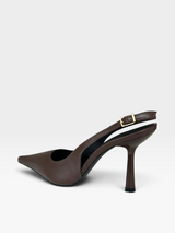 Sapato slingback Beyou Shoes marrom em couro com bico fino e salto taça de 10 cm, vista lateral.