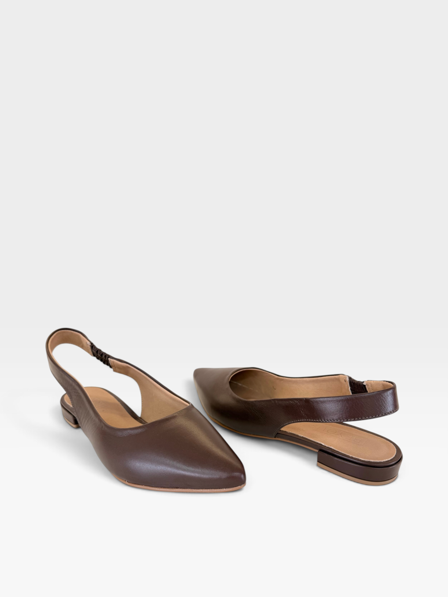 Slingback Beyou Shoes Barretos em couro marrom com bico fino e design elegante sem salto