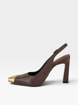 Sapato slingback Beyou Shoes marrom em couro com salto alto e ponteira metálica dourada em vista lateral