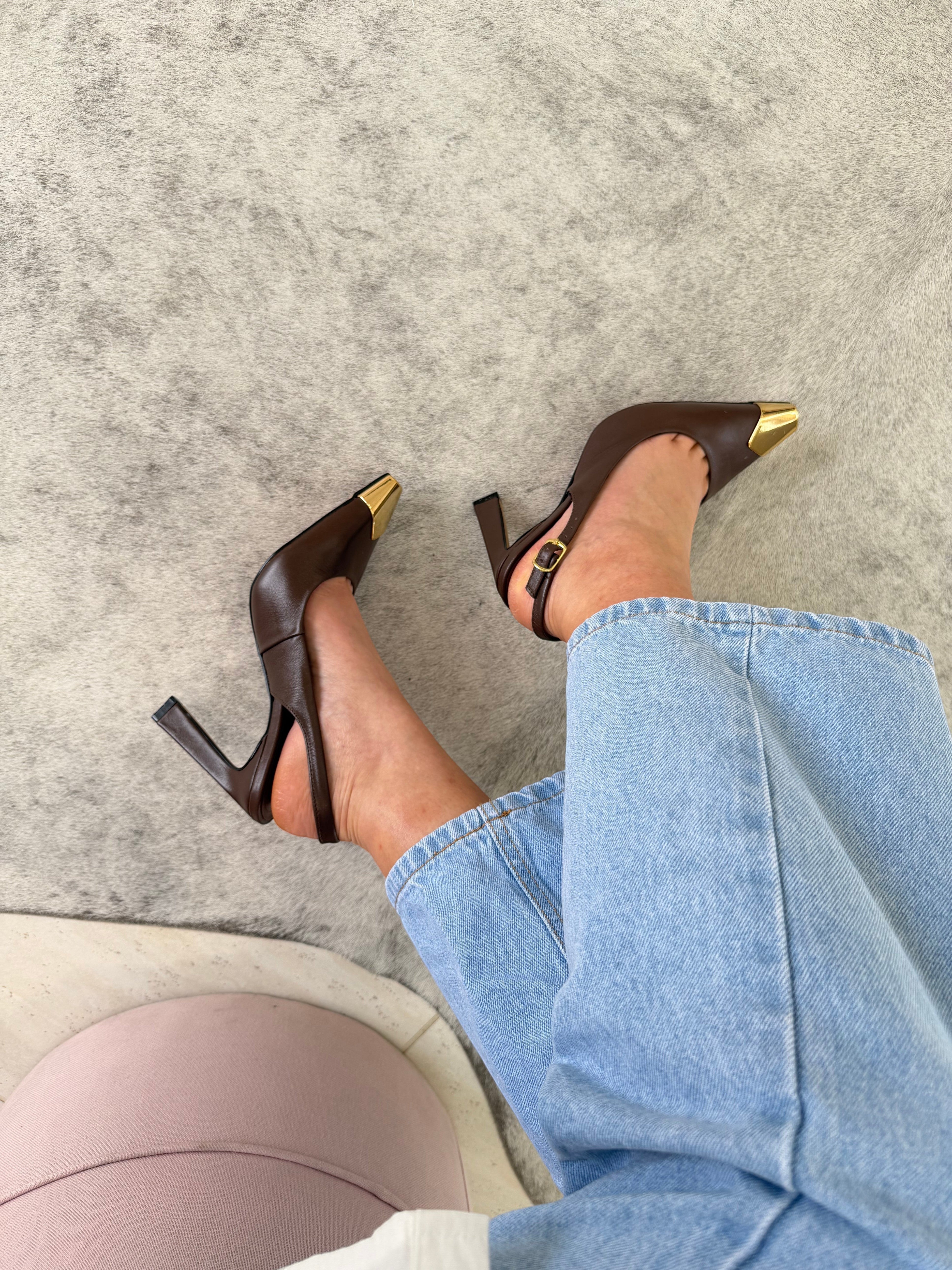 Slingback Beyou Shoes Bristol em couro marrom com ponteira metálica dourada e salto alto, usado com calça jeans