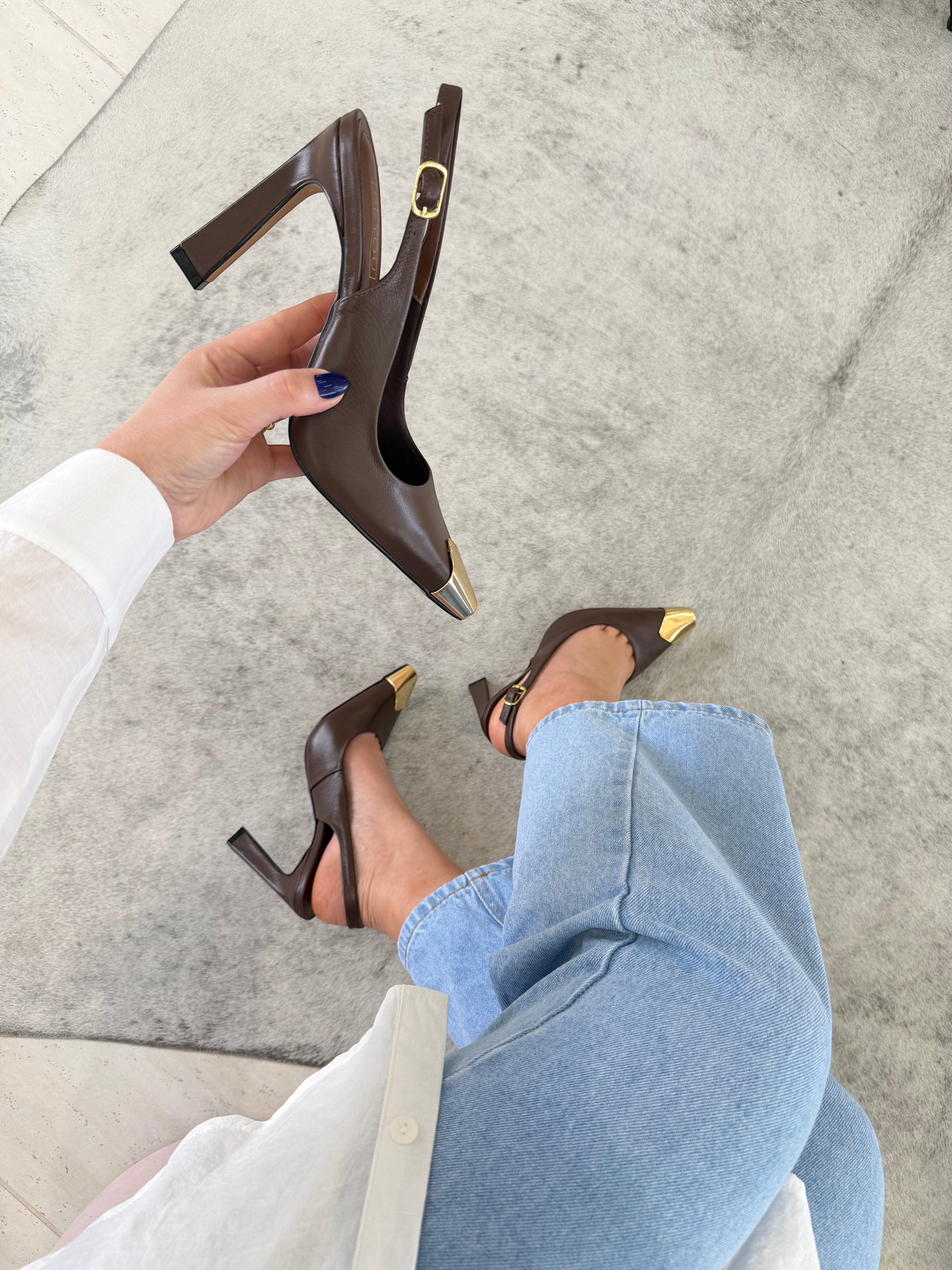 Slingback Beyou Shoes Bristol em couro marrom com salto alto e ponteira metálica dourada