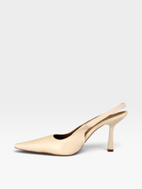 Slingback Beyou Shoes em couro off white com bico fino e salto taça de 10 cm, design elegante e sofisticado.