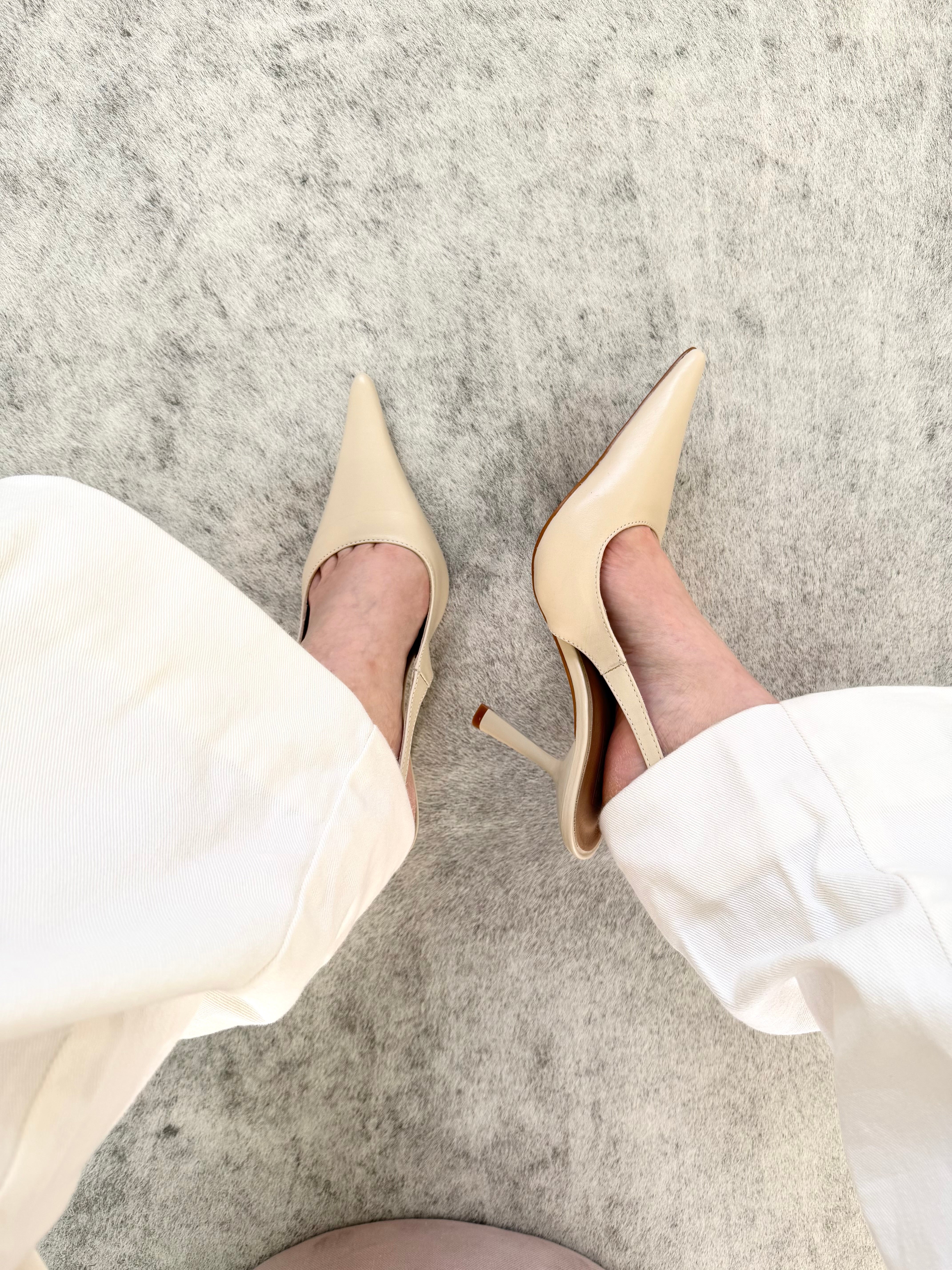 Slingback Beyou Shoes off white em couro com bico fino e salto taça elegante
