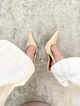 Slingback Beyou Shoes off white em couro com bico fino e salto taça elegante