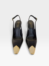 Slingback Beyou Shoes Bristol em couro preto com ponteira metálica dourada e salto alto