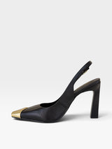Sapato slingback Beyou Shoes em couro preto com salto alto e ponteira metálica dourada em vista lateral