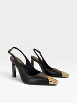 Slingback Beyou Shoes em couro preto com salto alto e ponteira metálica dourada