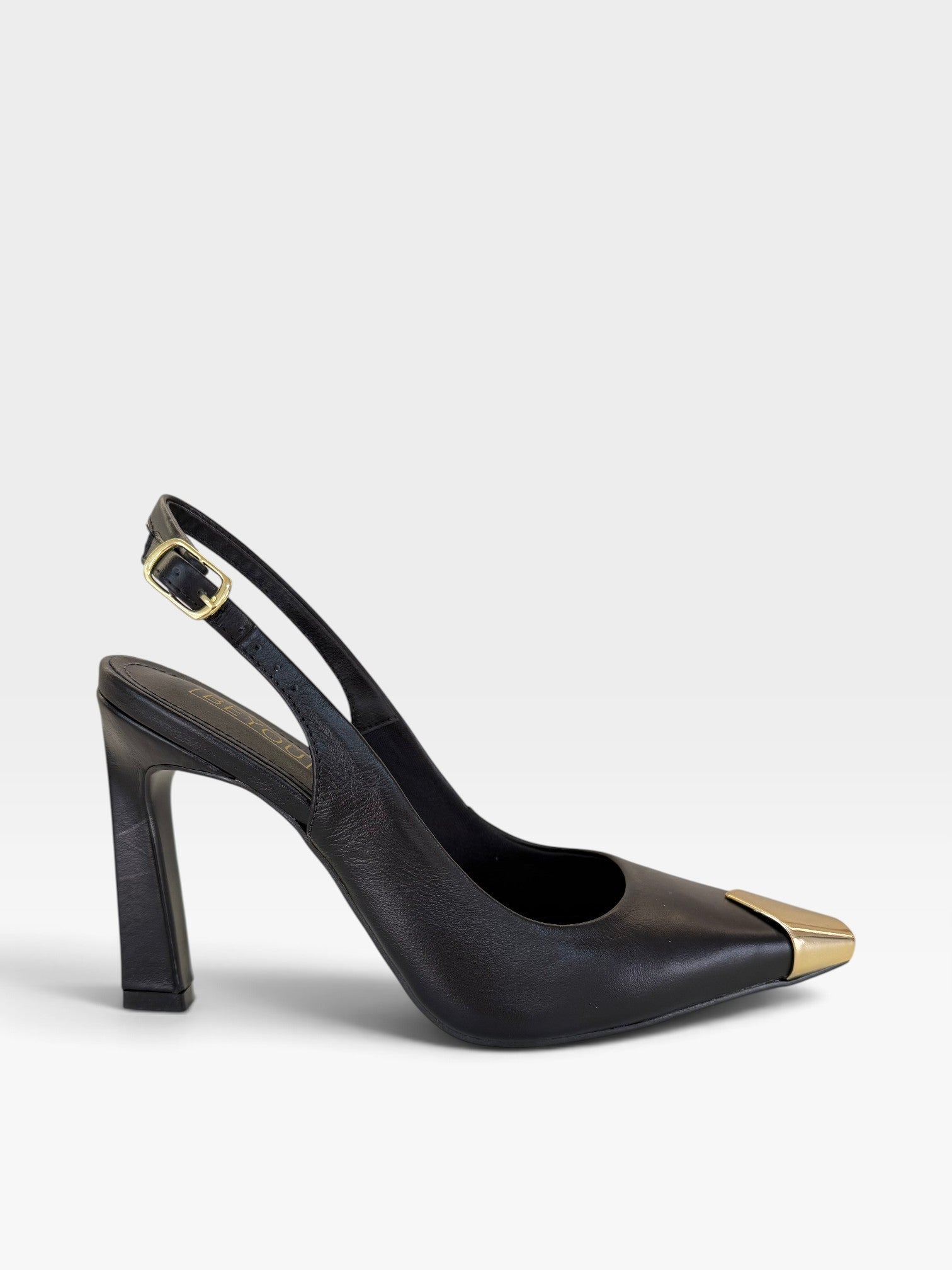 Sapato slingback Beyou Shoes em couro preto com salto alto e ponteira metálica dourada