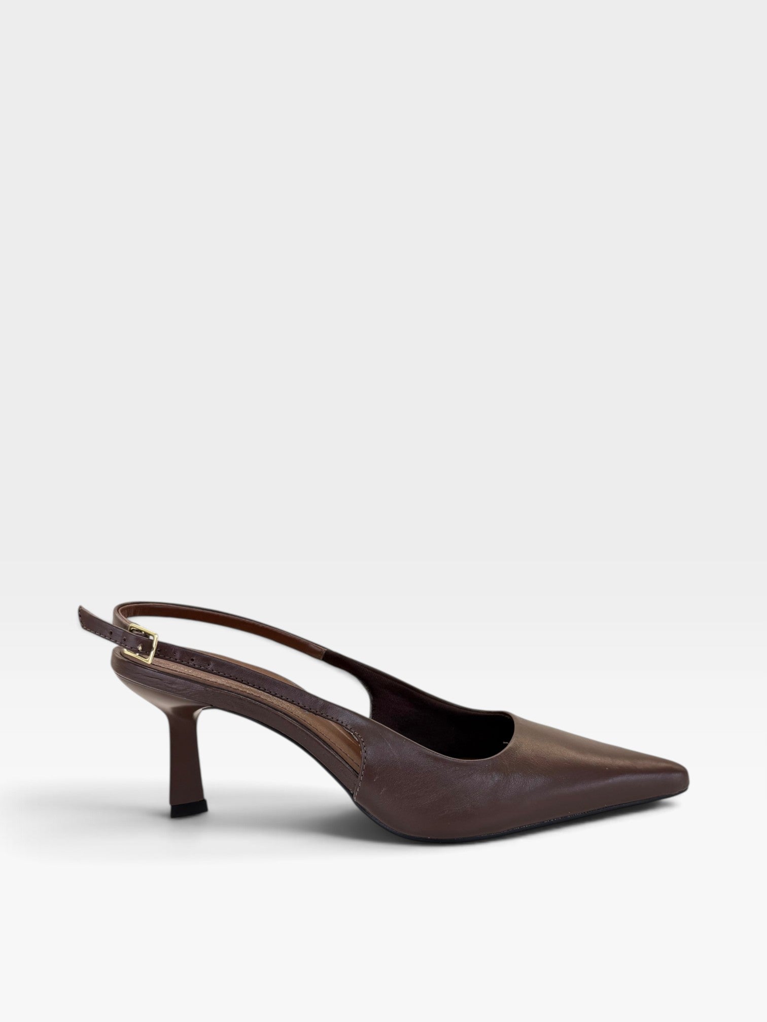 Slingback Beyou Shoes Évora em couro marrom com bico fino e salto de 6 cm, design elegante e sofisticado.