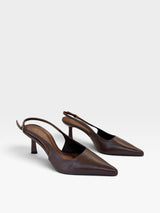 Slingback Beyou Shoes Évora em couro marrom com bico fino e salto médio de 6 cm, design elegante e sofisticado.