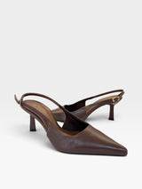 Slingback Beyou Shoes Évora em couro marrom com bico fino e salto de 6 cm, design elegante e sofisticado.