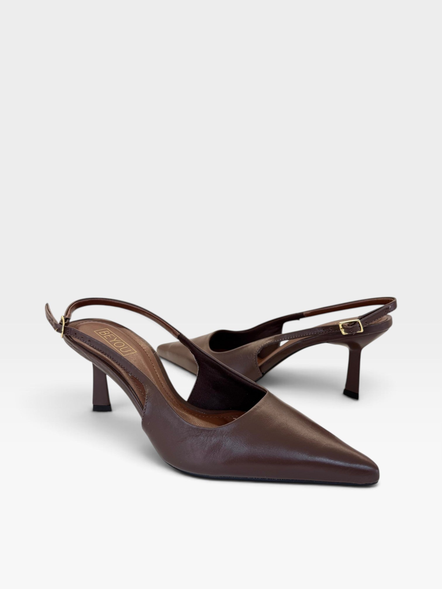 Slingback Beyou Shoes Évora em couro marrom com bico fino e salto de 6 cm, design elegante e sofisticado.
