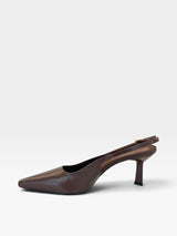 Slingback Beyou Shoes Évora em couro marrom com bico fino e salto de 6 cm, design elegante e sofisticado.